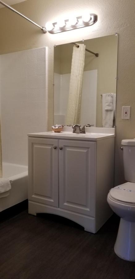 Bloomington Sierra Crossing Motel מראה חיצוני תמונה