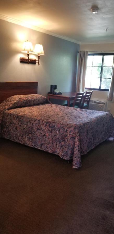 Bloomington Sierra Crossing Motel מראה חיצוני תמונה